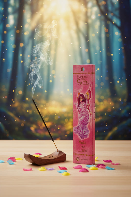 Incenso Fiore d'Oriente Linea delle Fate Fata della Luce scatola su legno chiaro con fumo e sfondo bosco incantato magico - Erboristeria La Clessidra Carpi