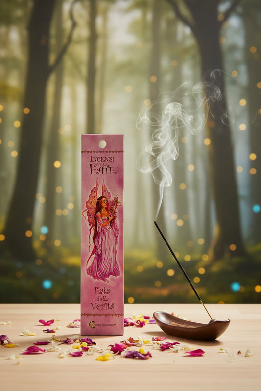 Incenso Fiore d'Oriente Linea delle Fate Fata della Verità scatola su legno chiaro con fumo e sfondo bosco incantato magico - Erboristeria La Clessidra Carpi