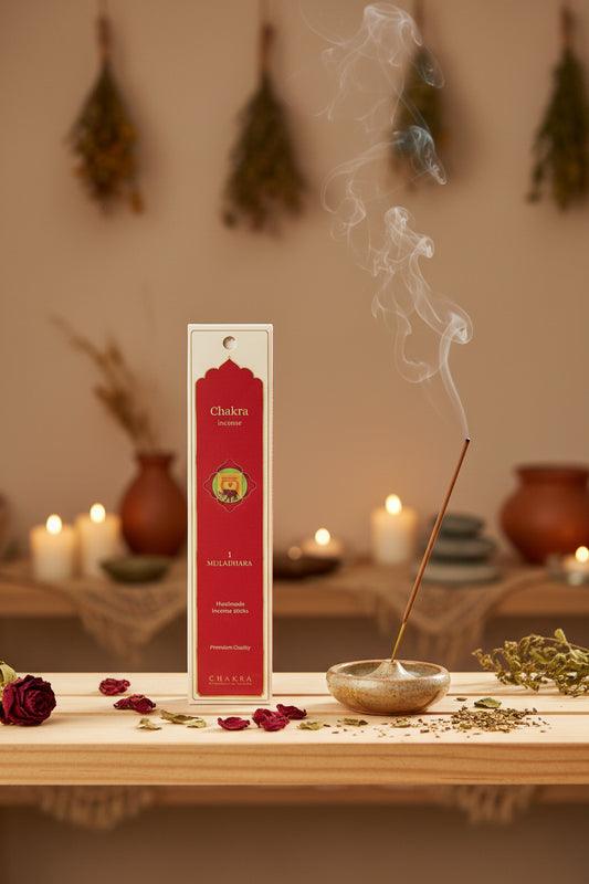 Incenso Primo Chakra Muladhara Fiore d'Oriente con stick acceso in atmosfera olistica – Erboristeria La Clessidra Carpi
