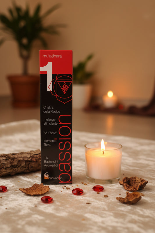 Incenso Dhanvantari Primo Chakra Muladhara con cristalli e candela su velluto beige La Clessidra Carpi