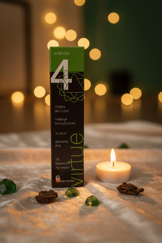 Incenso Dhanvantari Quarto Chakra Anahata con cristalli e candela su velluto beige Erboristeria La Clessidra Carpi