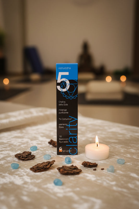 Incenso Dhanvantari Quinto Chakra Vishuddha con cristalli e candela su velluto beige Erboristeria La Clessidra Carpi