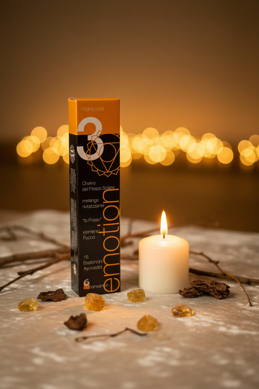 Incenso Dhanvantari Terzo Chakra Manipura con cristalli e candela su velluto beige Erboristeria La Clessidra Carpi