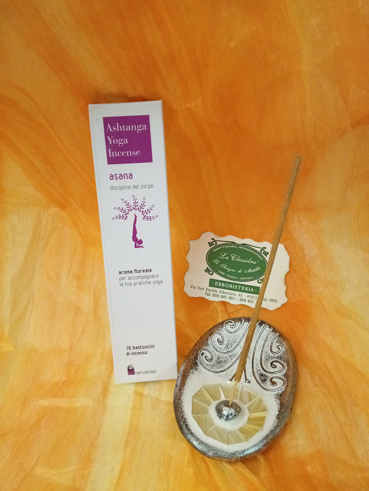 Incenso ayurvedico Asana Disciplina del corpo Dhanvantari in portaincenso ovale con biglietto da visita da Erboristeria La Clessidra Carpi
