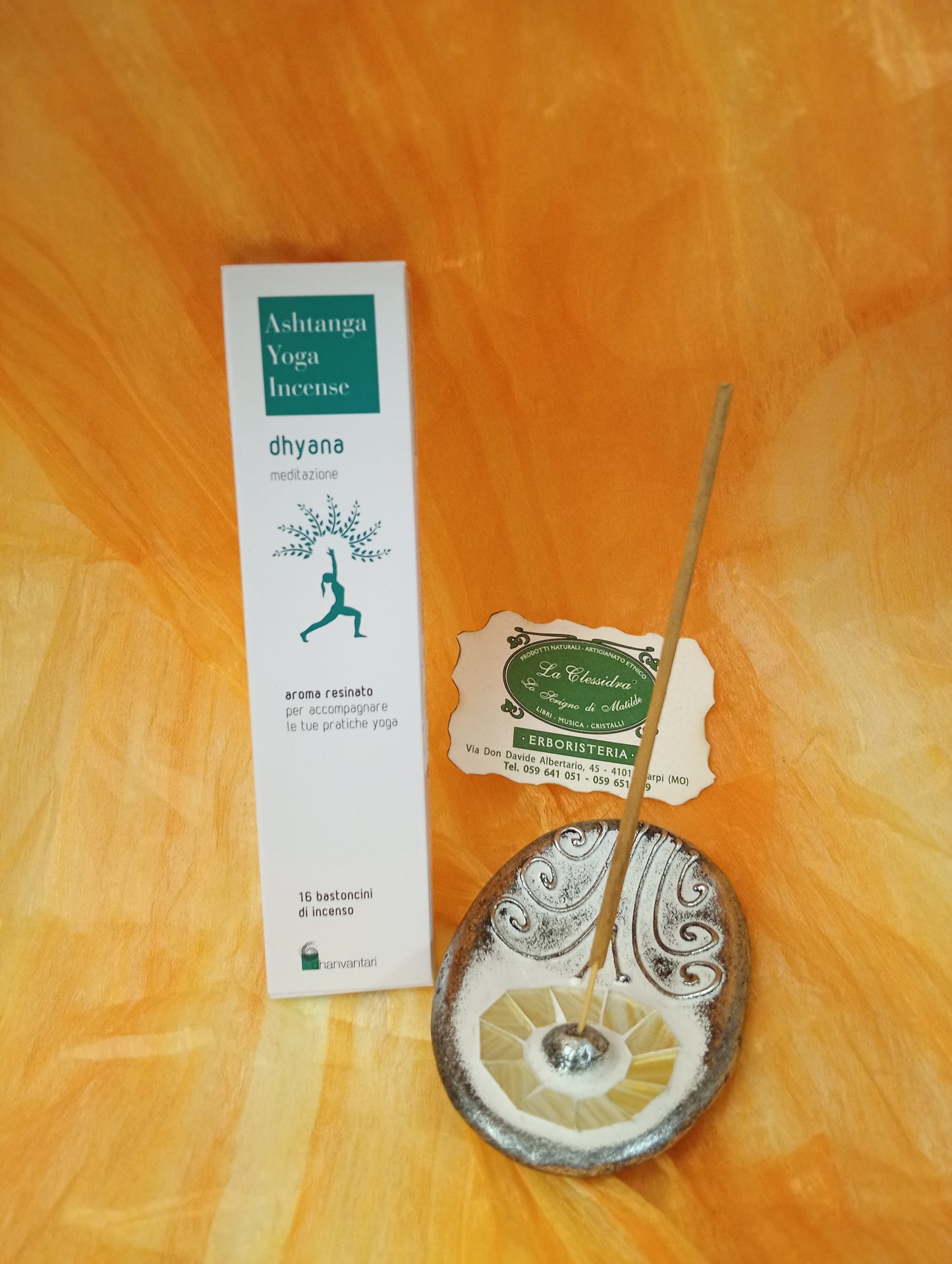 Incenso ayurvedico Dhyana Meditazione Dhanvantari in portaincenso ovale con biglietto da visita Erboristeria La Clessidra Carpi.