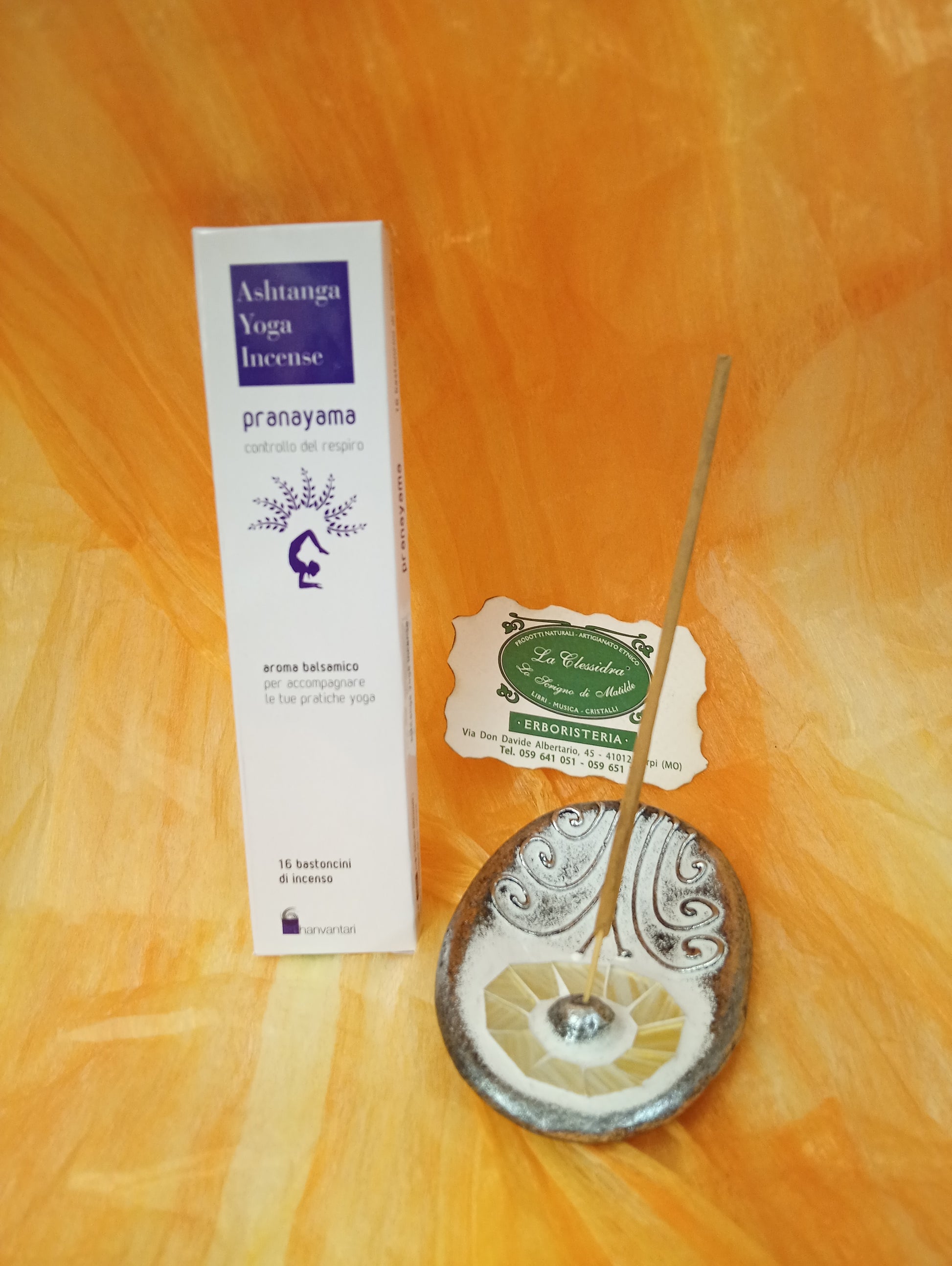 Incenso ayurvedico Pranayama Controllo del respiro Dhanvantari in portaincenso ovale con biglietto Erboristeria La Clessidra Carpi.