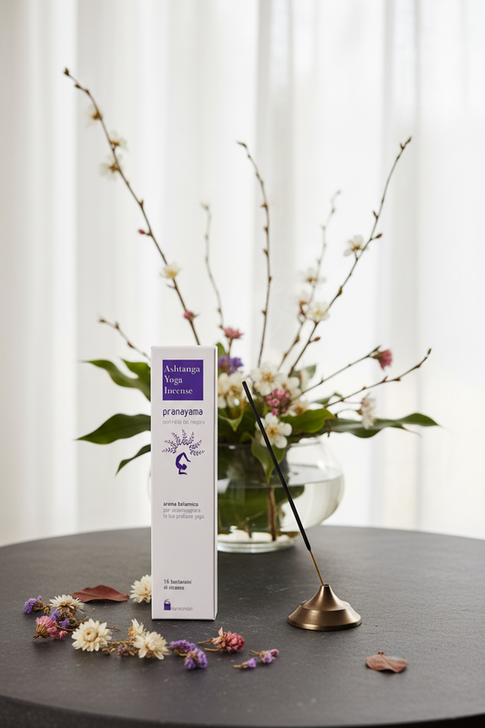 Incenso ayurvedico Dhanvantari Pranayama Controllo del respiro con fiori secchi, Ikebana e stick acceso da Erboristeria La Clessidra Carpi.