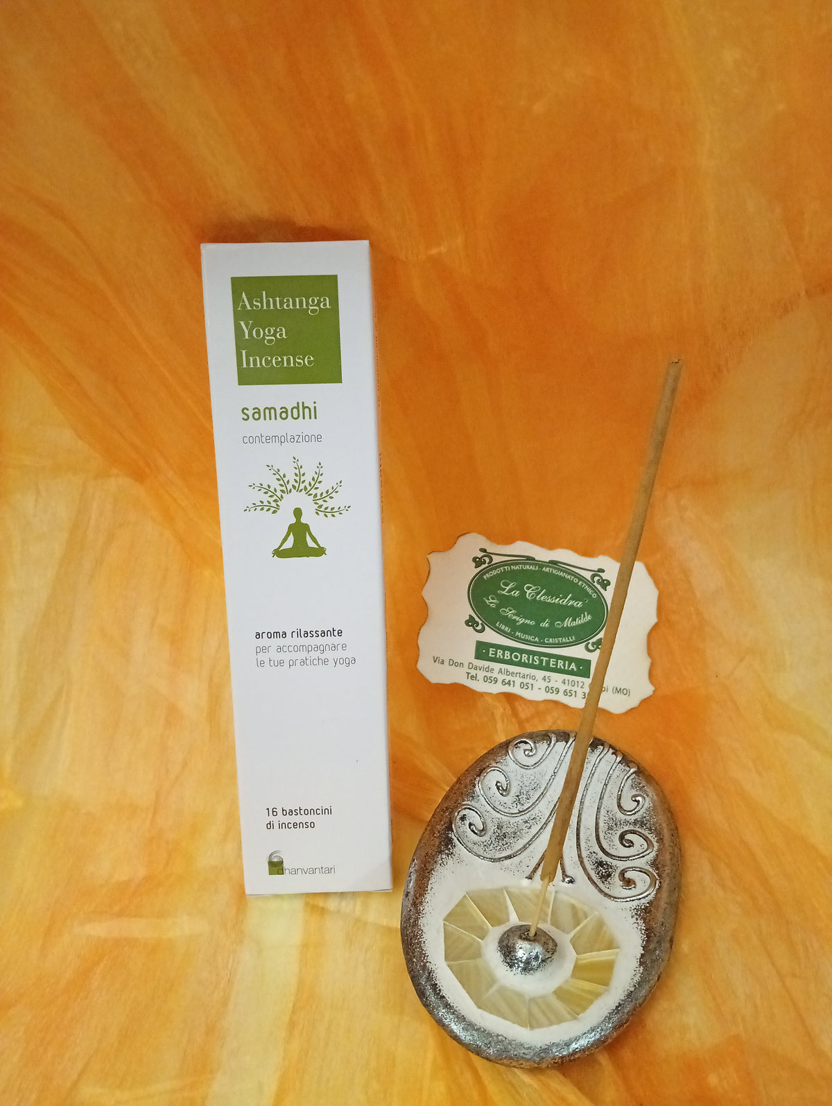 Incenso ayurvedico Samadhi Contemplazione Dhanvantari in portaincenso ovale con biglietto Erboristeria La Clessidra Carpi.