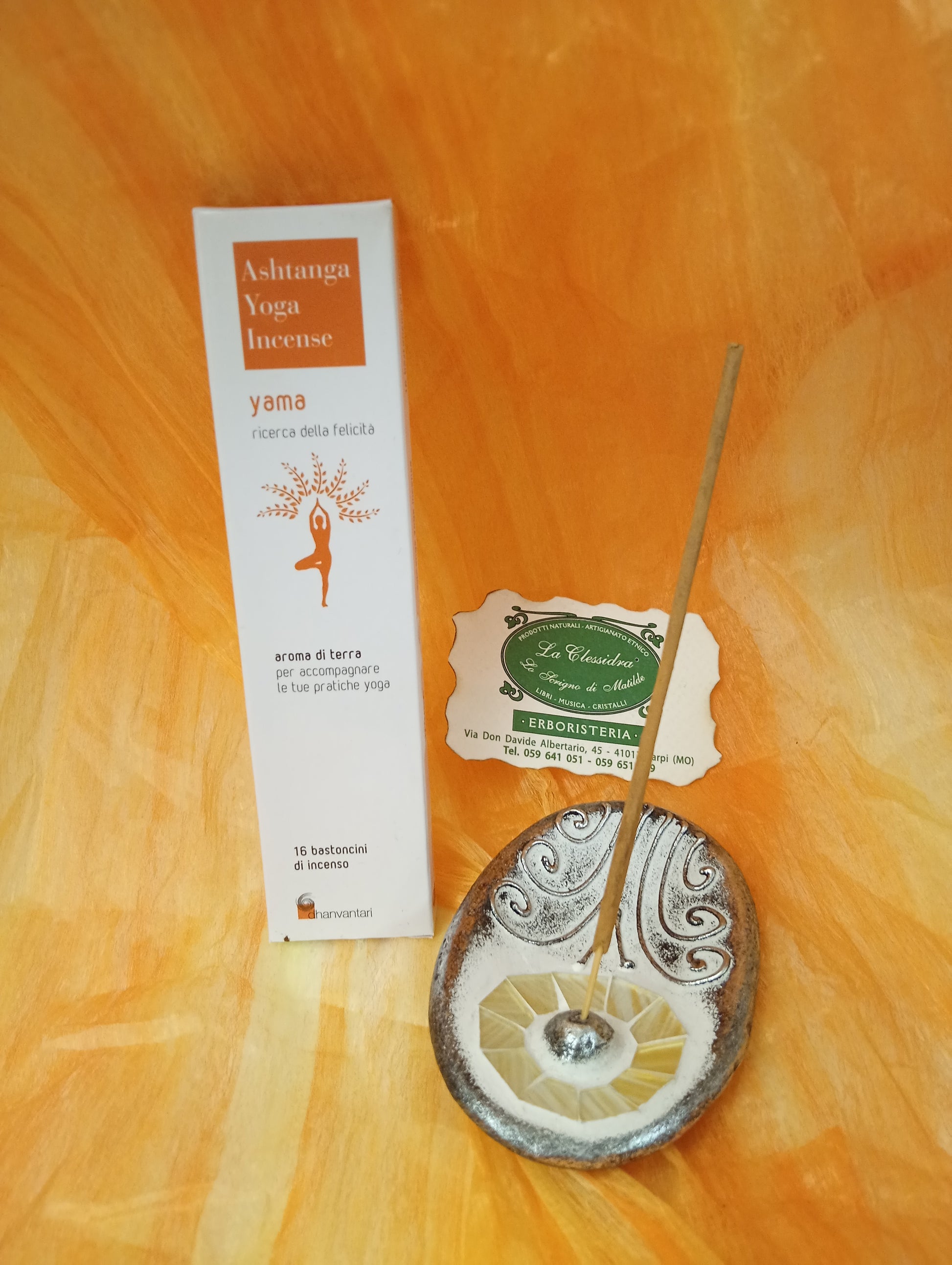 Incenso ayurvedico Yama Ricerca della felicità Dhanvantari in portaincenso ovale con biglietto Erboristeria La Clessidra Carpi.