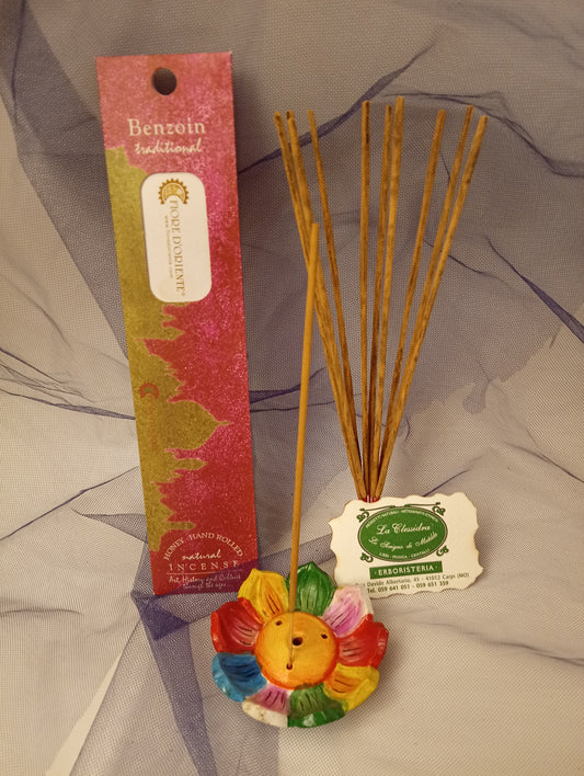 Incenso Benzoin Benzoino Fiore d'Oriente Linea Traditional, astuccio con mazzetto di bastoncini, portaincenso a loto in coccio, biglietto da visita e velo di organza da Erboristeria La Clessidra Carpi.