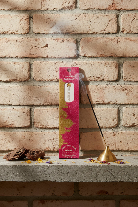 Incenso Benzoin Benzoino Fiore d'Oriente Linea Traditional con stick acceso in portaincenso di ottone, cortecce e fiori su base di pietra e muro antico, da Erboristeria La Clessidra Carpi