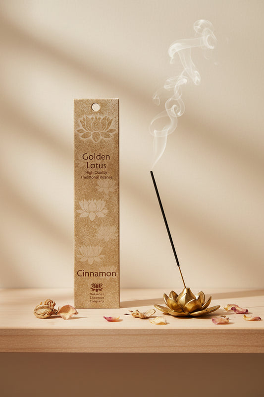 Incenso Cinnamon Cannella Fiore d'Oriente Linea Golden Lotus su mensola di legno chiaro con parete beige, atmosfera spa zen, acquistabile da Erboristeria La Clessidra Carpi.