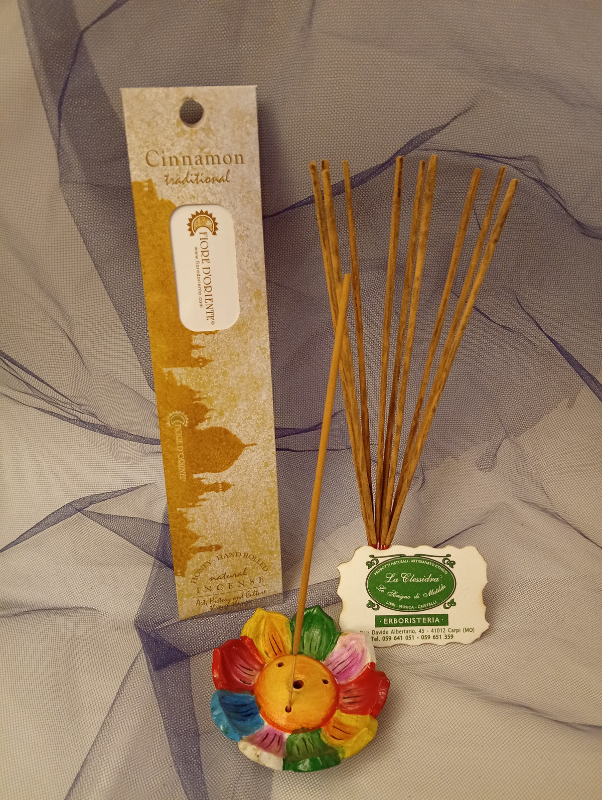 Incenso Cinnamon Cannella Fiore d'Oriente Linea Traditional, astuccio con mazzetto di bastoncini, portaincenso a loto in coccio, biglietto da visita e velo di organza da Erboristeria La Clessidra Carpi.