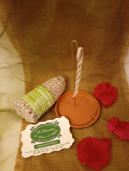 Incenso a corda nepalese Desert Rose, con confezione verde e treccia sospesa sopra un piattino in terracotta all’Erboristeria La Clessidra Carpi