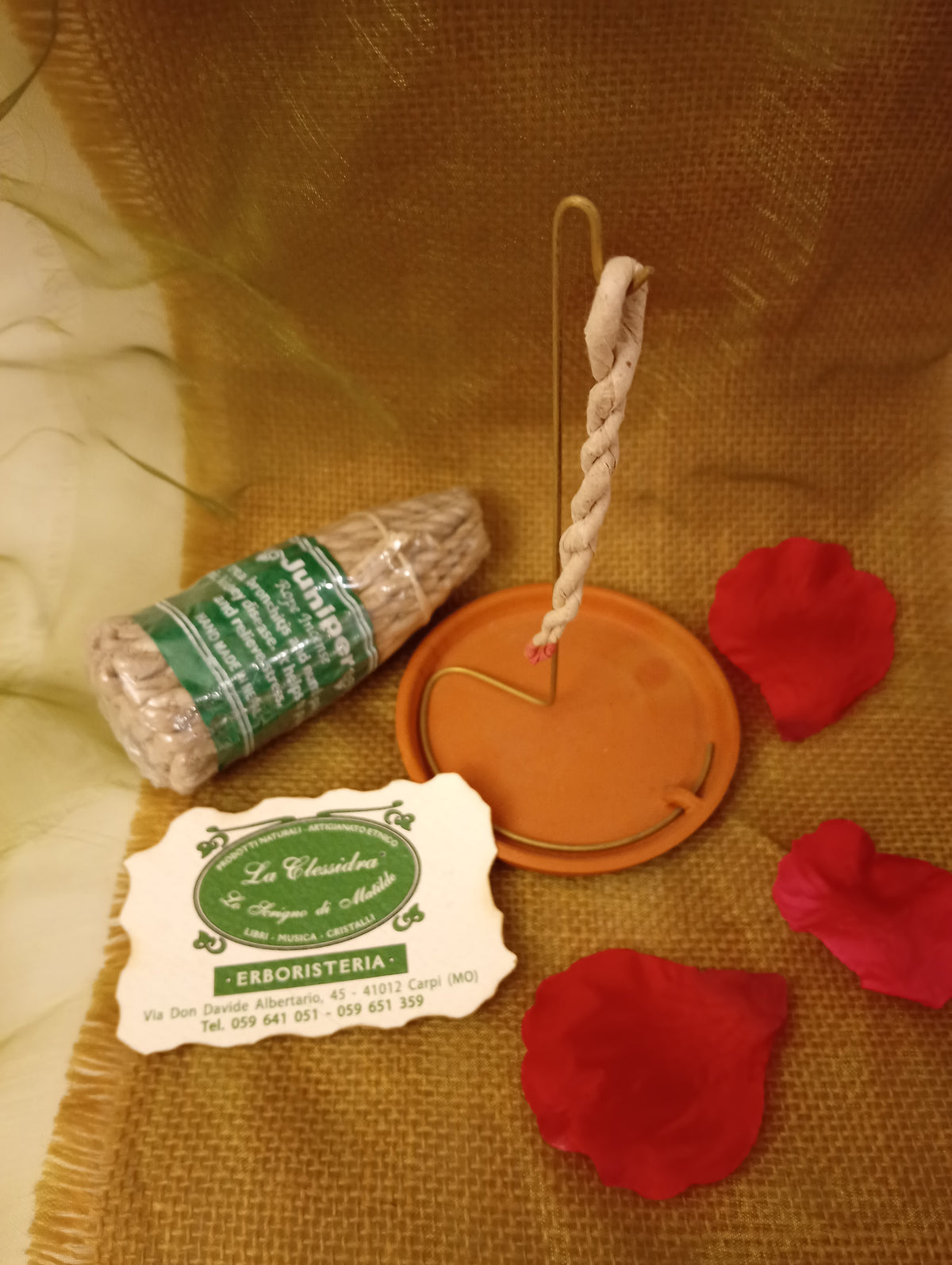 Incenso a corda nepalese Juniper, con confezione verde e treccia sospesa sopra un piattino in terracotta all’Erboristeria La Clessidra Carpi