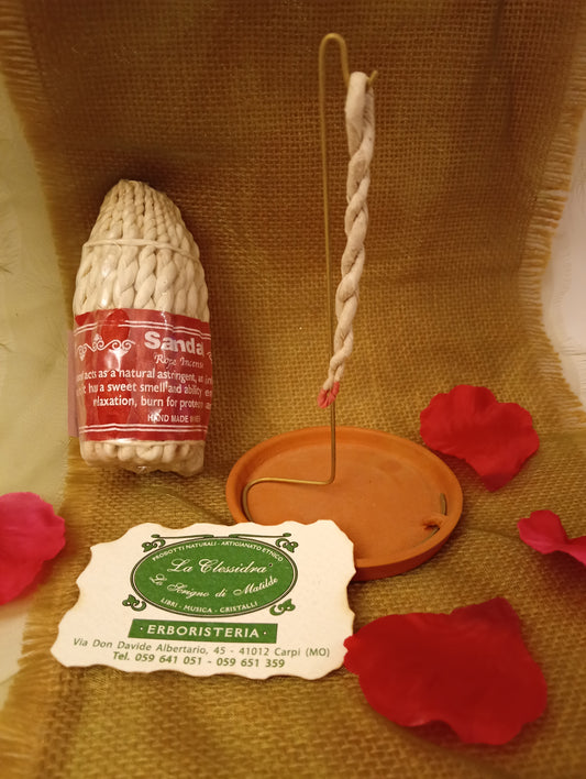 Incenso a corda nepalese Sandal, con confezione rossa e treccia sospesa sopra un piattino in terracotta all’Erboristeria La Clessidra Carpi