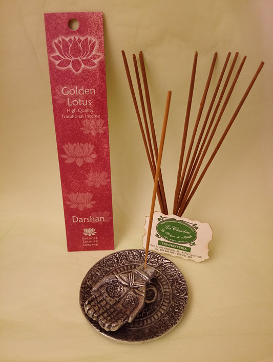 Incenso Darshan Fiore d'Oriente Linea Golden Lotus, astuccio con mazzetto di bastoncini aperti in piedi, portaincenso in metallo con mano e biglietto da visita esposti da Erboristeria La Clessidra Carpi