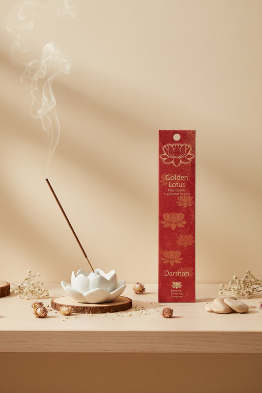 Incenso Darshan Fiore d'Oriente Linea Golden Lotus su mensola di legno chiaro con parete beige, atmosfera spa zen, acquistabile da Erboristeria La Clessidra Carpi.