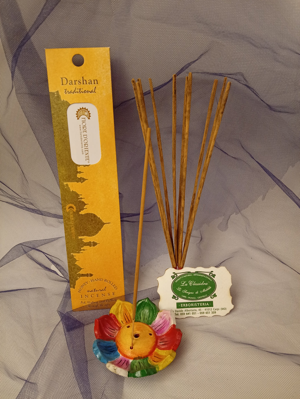 Incenso Dharsan Darshan Fiore d'Oriente Linea Traditional, astuccio con mazzetto di bastoncini, portaincenso a loto in coccio, biglietto da visita e velo di organza da Erboristeria La Clessidra Carpi.
