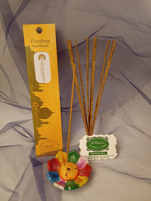 Incenso Dharsan Darshan Fiore d'Oriente Linea Traditional, astuccio con mazzetto di bastoncini, portaincenso a loto in coccio, biglietto da visita e velo di organza da Erboristeria La Clessidra Carpi.