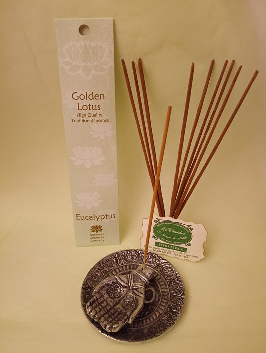 Incenso Eucalyptus Eucalipto Fiore d'Oriente Linea Golden Lotus, astuccio con mazzetto di bastoncini aperti in piedi, portaincenso in metallo con mano e biglietto da visita esposti da Erboristeria La Clessidra Carpi.