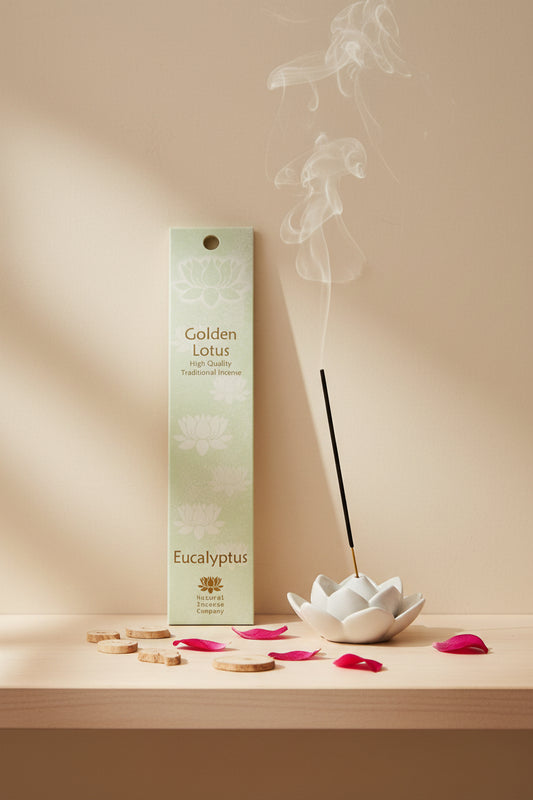 Incenso Eucalyptus Eucalipto Fiore d'Oriente Linea Golden Lotus su mensola di legno chiaro con parete beige, atmosfera spa zen, acquistabile da Erboristeria La Clessidra Carpi.