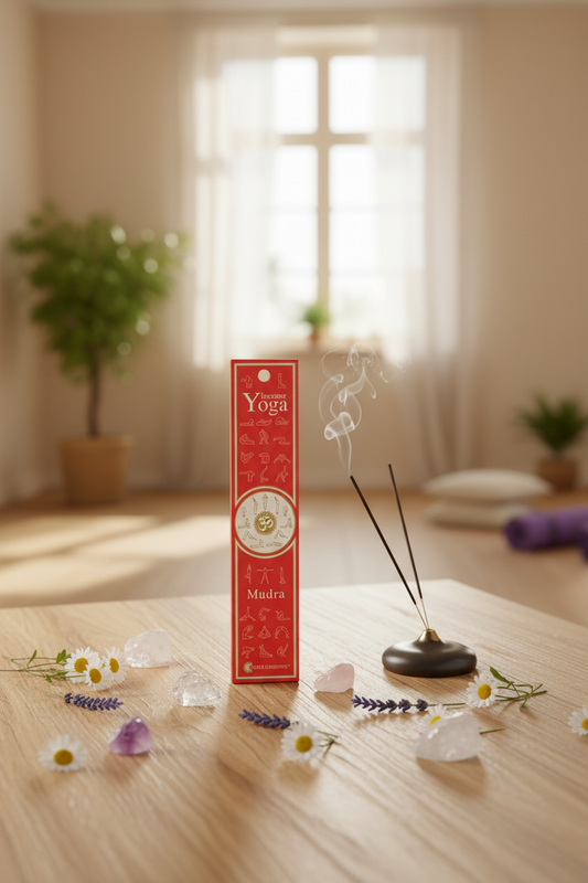 Astuccio incenso Yoga Mudra Fiore d'Oriente acceso su tavolino in un ambiente yoga  erboristeria La Clessidra.