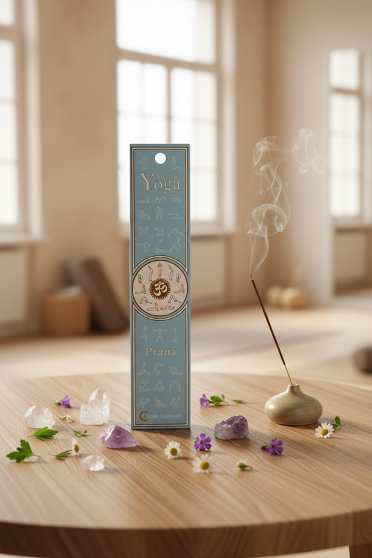 Astuccio incenso indiano Yoga Prana Fiore d'Oriente acceso su un tavolo di legno durante una sessione olistica da Erboristeria La Clessidra Carpi