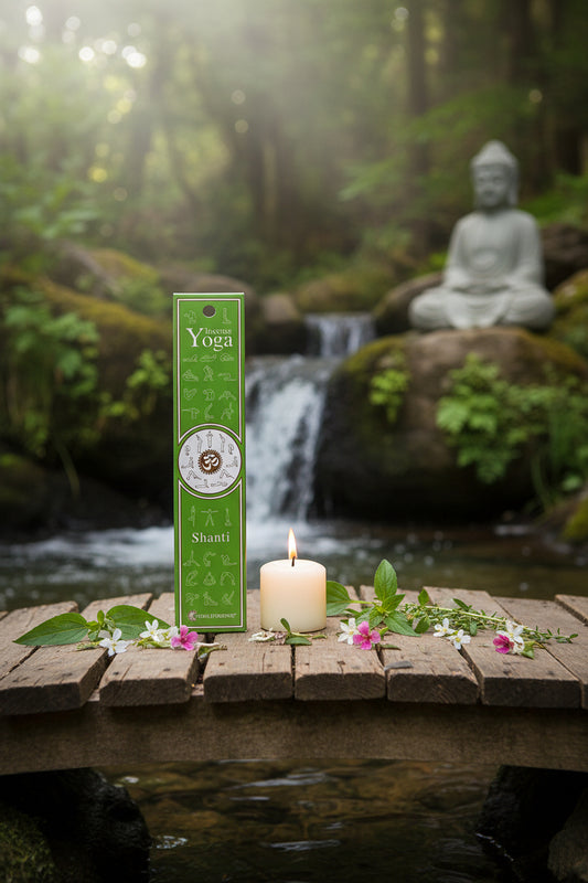 Confezione incenso naturale Shanti Fiore d'Oriente disposta sul ponticello in legno con candela accesa e statua di Buddha in pietra.
