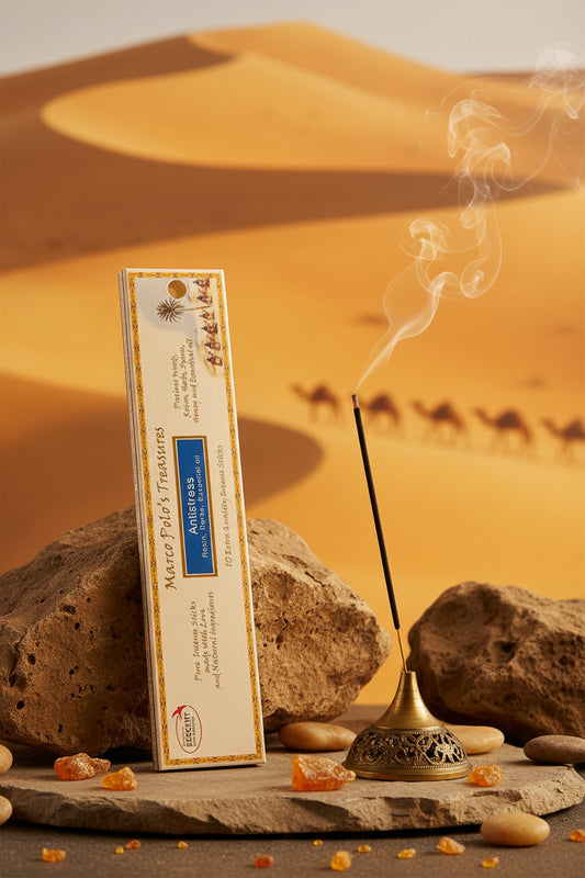 Incenso biologico Antistress Fiore d'Oriente Linea Marco Polo's Treasures posizionato su una roccia nel deserto al tramonto con carovana sullo sfondo, in vendita da Erboristeria La Clessidra Carpi.