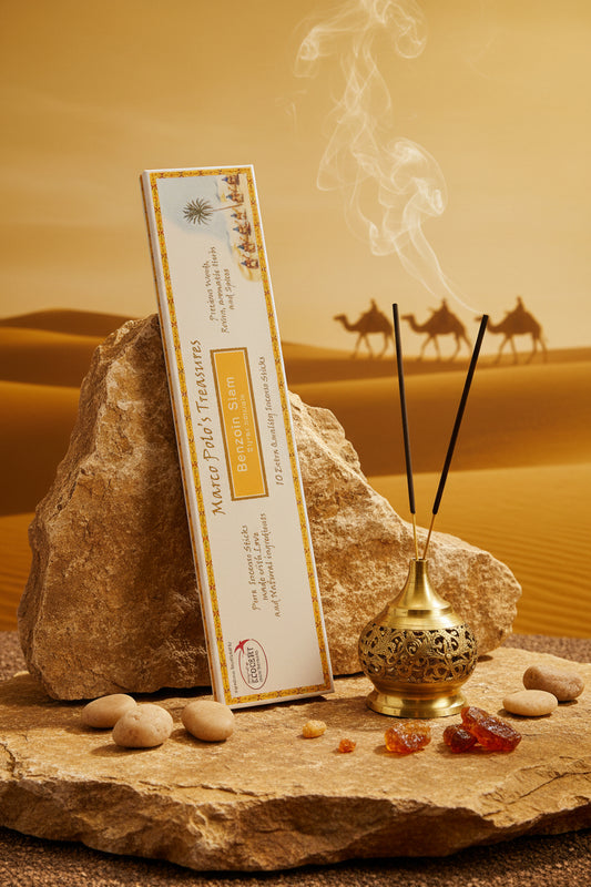 Incenso biologico Benzoin Siam Fiore d'Oriente Linea Marco Polo's Treasures posizionato  su una roccia nel deserto al tramonto con carovana sullo sfondo, in vendita online e in negozio da Erboristeria La Clessidra Carpi.