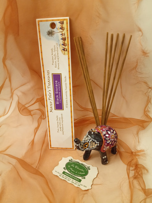 Incenso Black Storace Fiore d'Oriente Linea Marco Polo's Treasures con astuccio ben visibile, mazzetto di incensi, elefantino portaincenso e biglietto da visita esposto in negozio da Erboristeria La Clessidra Carpi