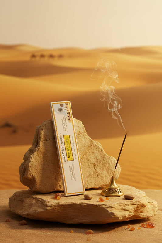 Incenso biologico Citronella Neem Fiore d'Oriente Linea Marco Polo's Treasures posizionato  su una roccia nel deserto al tramonto con carovana sullo sfondo, acquistabile online e in negozio da Erboristeria La Clessidra Carpi.