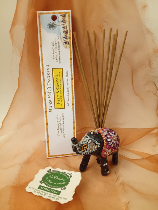 Incenso Citronella Neem Fiore d'Oriente Linea Marco Polo's Treasures con astuccio ben visibile, mazzetto di incensi, biglietto da visita e velo sullo sfondo, esposto in negozio da Erboristeria La Clessidra Carpi