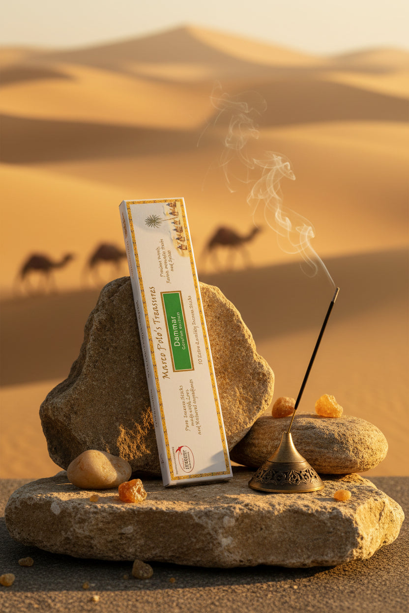 Incenso Dammar resina della luce Fiore d'Oriente Linea Marco Polo's Treasures su una roccia nel deserto al tramonto con carovana sullo sfondo, acquistabile da Erboristeria La Clessidra Carpi.