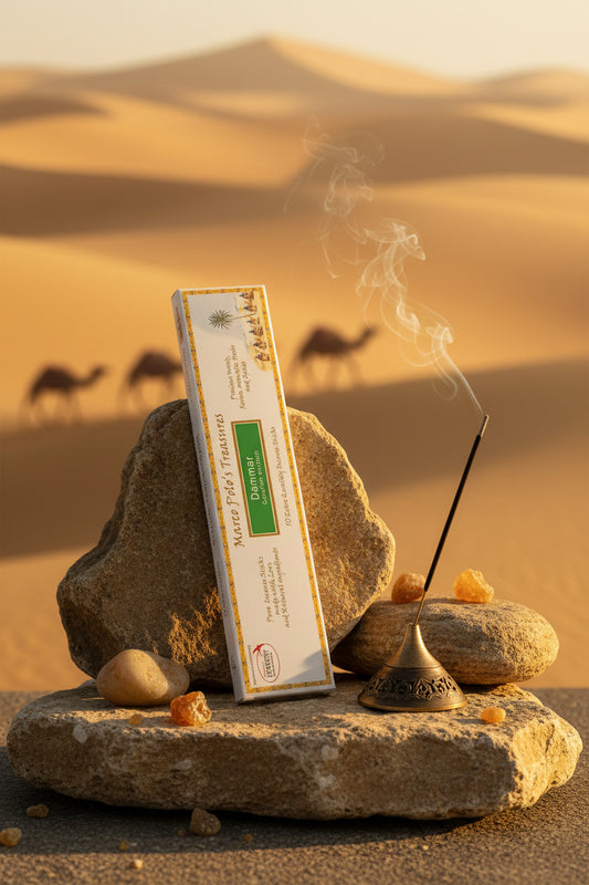 Incenso Dammar resina della luce Fiore d'Oriente Linea Marco Polo's Treasures su una roccia nel deserto al tramonto con carovana sullo sfondo, acquistabile da Erboristeria La Clessidra Carpi.