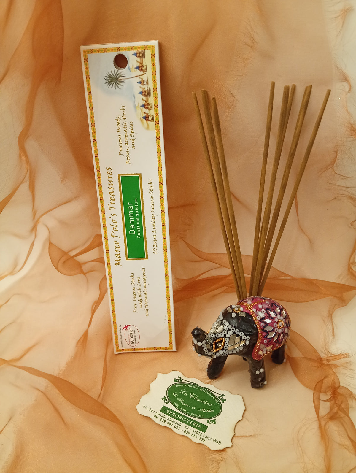 Incenso Dammar Fiore d'Oriente Linea Marco Polo's Treasures con astuccio visibile, mazzetto di incensi ed elefantino portaincenso esposto in negozio da Erboristeria La Clessidra CarpI