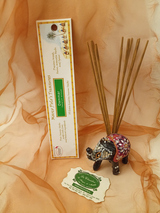 Incenso Dammar Fiore d'Oriente Linea Marco Polo's Treasures con astuccio visibile, mazzetto di incensi ed elefantino portaincenso esposto in negozio da Erboristeria La Clessidra CarpI