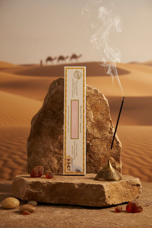 Incenso Khampuram Canfora Fiore d'Oriente Linea Marco Polo's Treasures su una roccia nel deserto al tramonto con carovana sullo sfondo, acquistabile da Erboristeria La Clessidra Carpi.