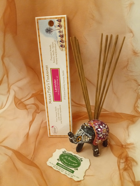 Incenso Lavender Lavanda Fiore d'Oriente Linea Marco Polo's Treasures con astuccio visibile, mazzetto di incensi ed elefantino portaincenso esposto in negozio da Erboristeria La Clessidra Carpi.