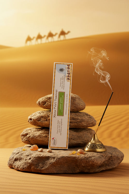 Incenso Lemon Grass Citronella Fiore d'Oriente Linea Marco Polo's Treasures su una roccia nel deserto al tramonto con carovana sullo sfondo, acquistabile da Erboristeria La Clessidra Carpi.