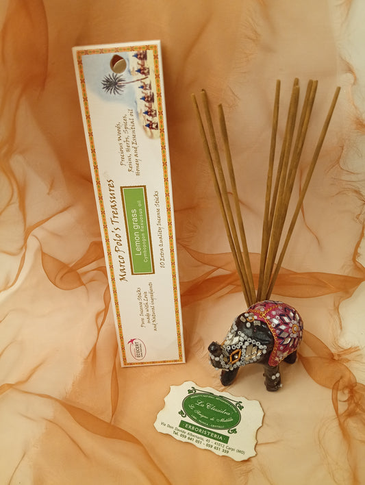 Incenso Lemon Grass Citronella Fiore d'Oriente Linea Marco Polo's Treasures con astuccio visibile, mazzetto di incensi ed elefantino portaincenso esposto in negozio da Erboristeria La Clessidra Carpi.