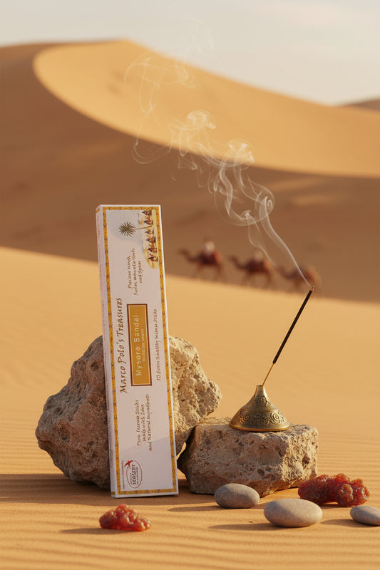 Incenso Mysore Sandal legno di Sandalo indiano Fiore d'Oriente Linea Marco Polo's Treasures su una roccia nel deserto al tramonto con carovana sullo sfondo, acquistabile da Erboristeria La Clessidra Carpi.