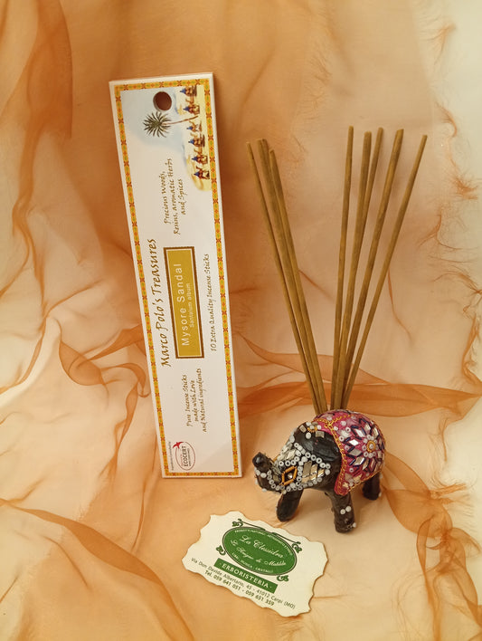 Incenso Mysore Sandal Fiore d'Oriente Linea Marco Polo's Treasures con astuccio visibile, mazzetto di incensi ed elefantino portaincenso esposto in negozio da Erboristeria La Clessidra Carpi.