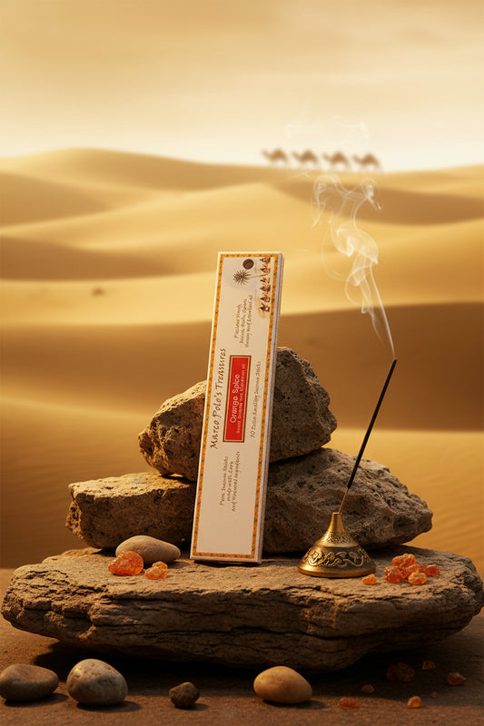 Incenso Orange Spice Arancia e Cannella Fiore d'Oriente Linea Marco Polo's Treasures su roccia nel deserto al tramonto con carovana, da Erboristeria La Clessidra Carpi.