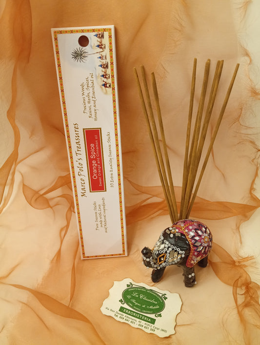 Incenso Orange Spice Arancia e Cannella Fiore d'Oriente Linea Marco Polo's Treasures con astuccio visibile, mazzetto di incensi ed elefantino portaincenso esposto in negozio da Erboristeria La Clessidra Carpi.