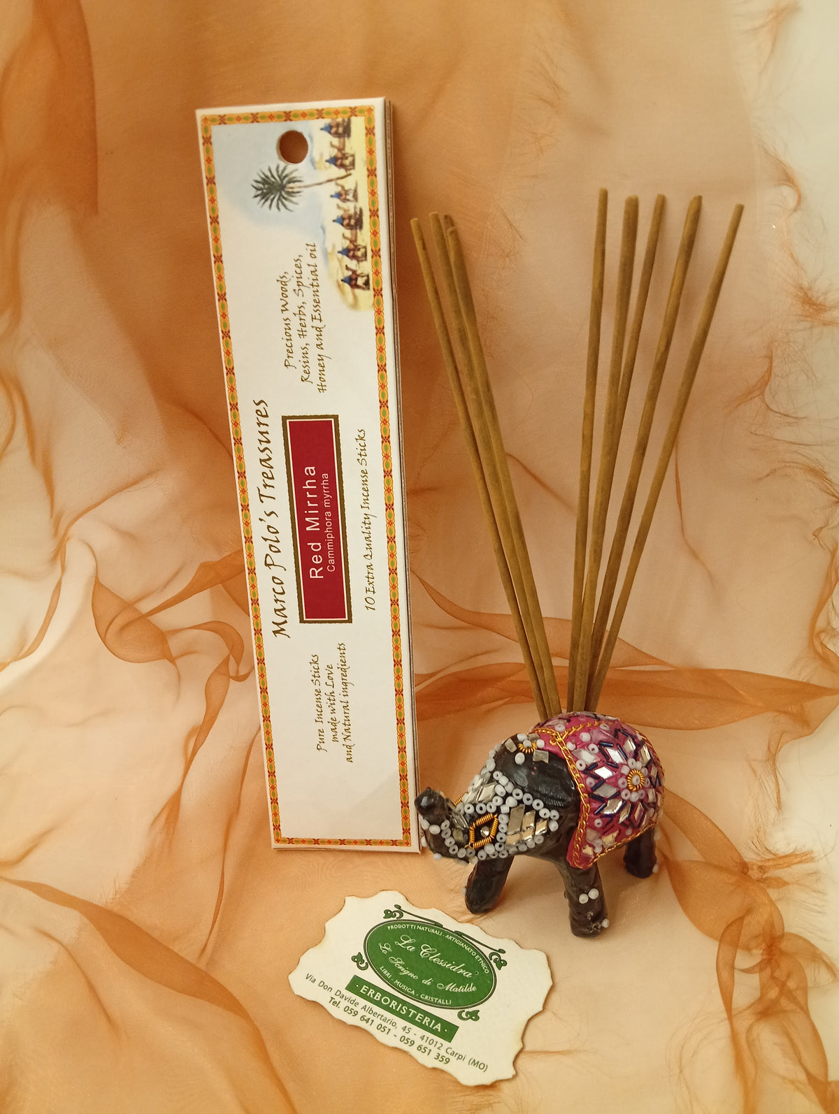 Incenso Red Myrrh Mirra Rossa Fiore d'Oriente Linea Marco Polo's Treasures con astuccio visibile, mazzetto di incensi ed elefantino portaincenso esposto in negozio da Erboristeria La Clessidra Carpi.