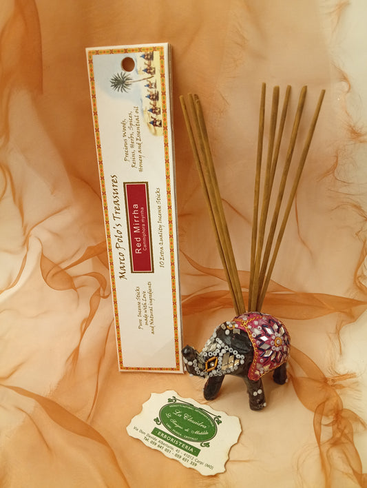 Incenso Red Myrrh Mirra Rossa Fiore d'Oriente Linea Marco Polo's Treasures con astuccio visibile, mazzetto di incensi ed elefantino portaincenso esposto in negozio da Erboristeria La Clessidra Carpi.