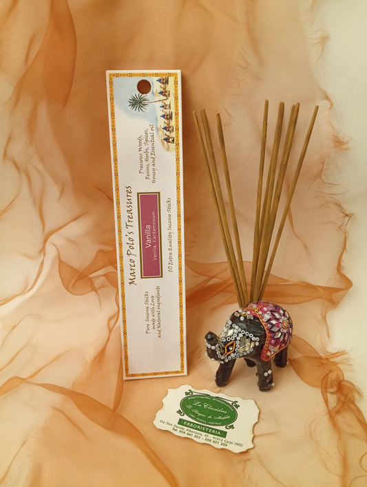 Incenso Vanilla Vaniglia Fiore d'Oriente Linea Marco Polo's Treasures con astuccio visibile, mazzetto di incensi ed elefantino portaincenso esposto in negozio da Erboristeria La Clessidra Carpi.