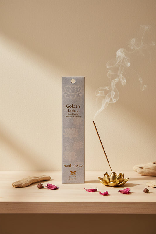 Incenso Frankincense Olibano Fiore d'Oriente Linea Golden Lotus su mensola di legno chiaro con parete beige, atmosfera spa zen, acquistabile da Erboristeria La Clessidra Carpi.